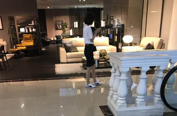 偶遇林更新 陪王丽坤逛家具店难道已同居？