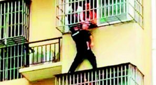 神勇！湖北孝感现“托举哥”辅警5楼托举男童5分钟