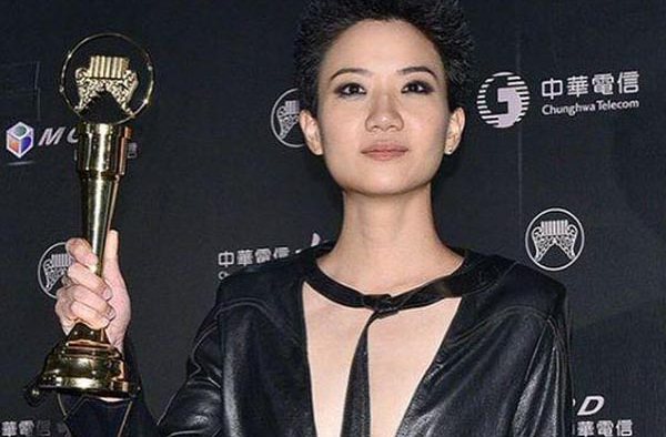 卢凯彤太太首度发声 仅5字我们都要坚强