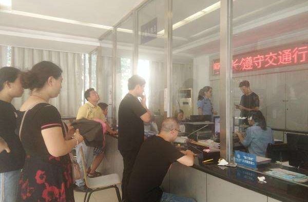 派出所办事大厅冷热有别 工作人员吹空调群众冒热汗