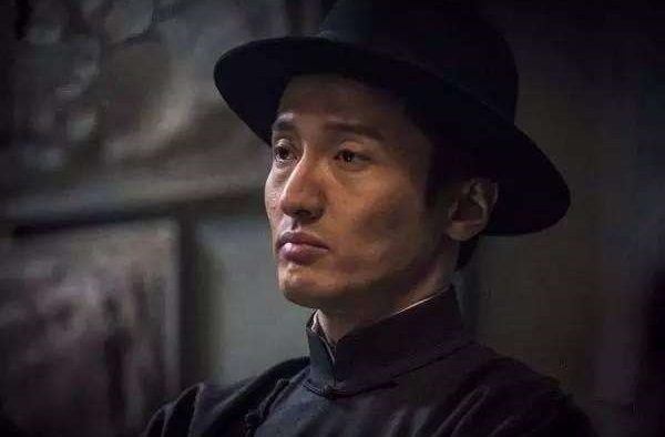 王传君没有包装的演员，神态是昂然自若的样子