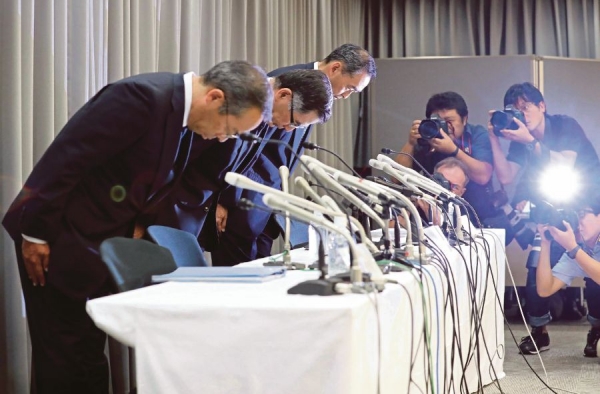 日本车企再曝造假(图) 召开记者会当众鞠躬,真相到底是