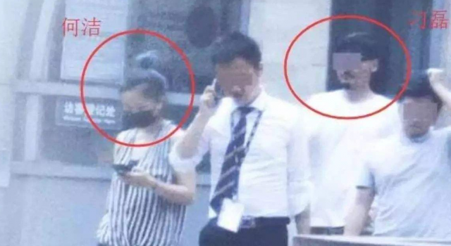 网友评何洁做人不行 何洁怒怼网友称未插足任何家庭