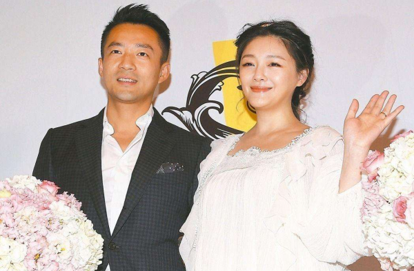 汪小菲力挺大S怼网友 我就爱给她剥虾怎么了！