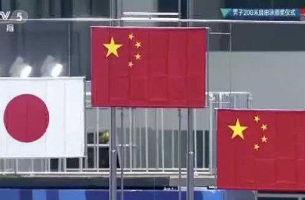 亚运会颁奖仪式国旗掉落 孙杨要求重升国旗！