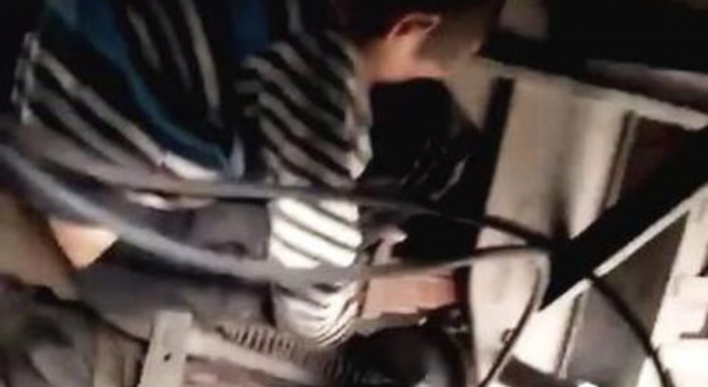 男孩扒车底8小时 这种行为你怎么看