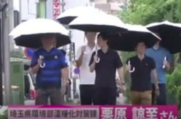 男性撑阳伞小队 高温暴晒面前男女平等