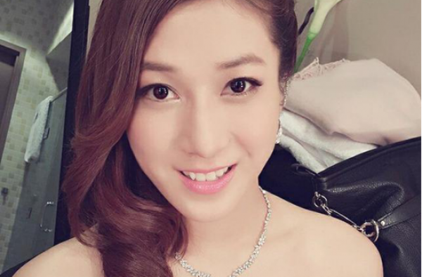 钟嘉欣顺产二胎 老公女儿全程陪伴 十分幸福美满
