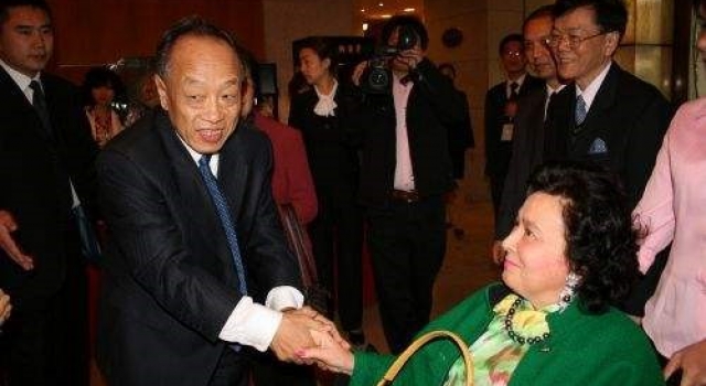 赌王妹妹因病去世，临终遗言吓人，向她哥哥何鸿燊还钱