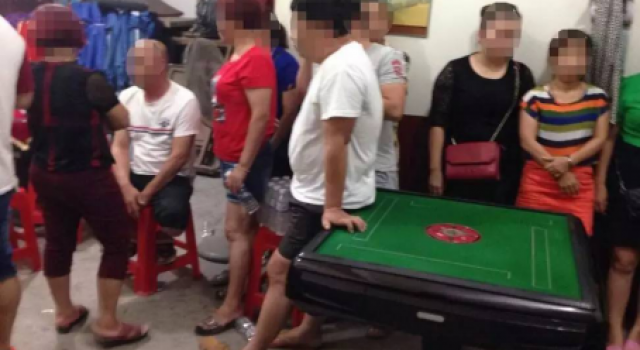 丈夫送锦旗感谢民警拘留妻子 因她一人赌博害了全家