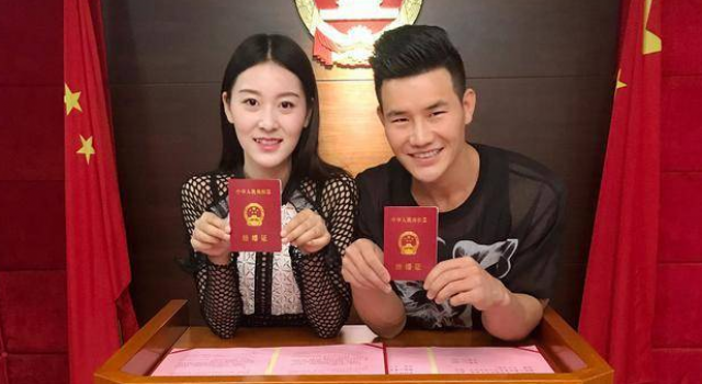 “嘎子”谢孟伟妻子带孩子探班 一家人甜蜜妻子显丰满