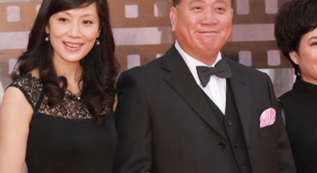 万梓良携娇妻现身活动现场，昔日明星已成为好丈夫