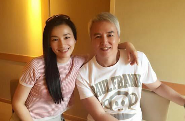 张庭老公与妙龄女子亲密谈笑 这是怎么回事？