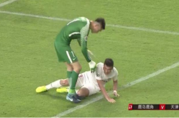 亚冠出现暖心1幕:权健队员被撞到 日本球员主动让球出界