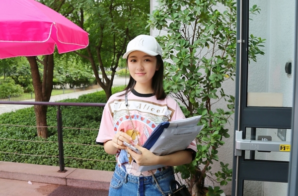 李兰迪中戏报到 外形靓丽笑容甜美充满朝气