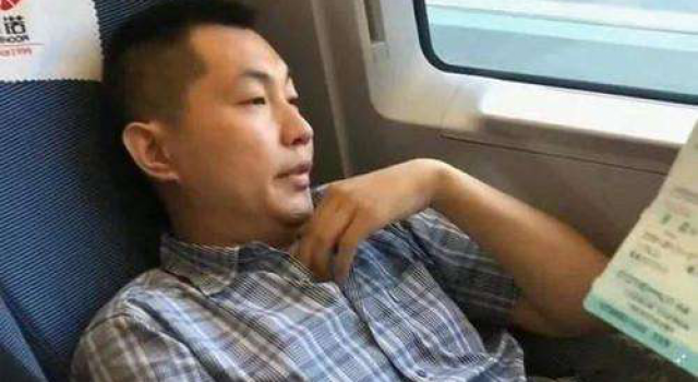 高铁霸座男坐轮椅 网友怒骂道歉之后又出来作妖厚颜无耻
