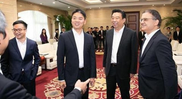 刘强东现身京东总部 美国律师称其可能真是虚假指控？