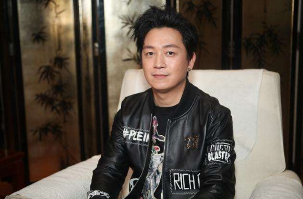 潘粤明报平安 网友操碎心：可别伤着哥哥的腹肌！