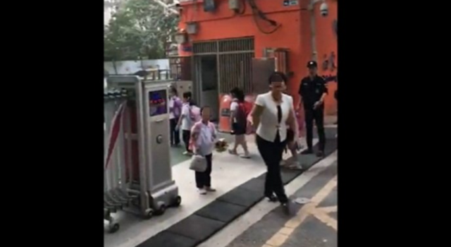 教师节送花被罚站发生了什么?送花有什么错要罚站呢?