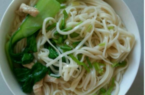 厦门机场青菜面有多贵?网友直呼吃不起的＂天价青菜面＂