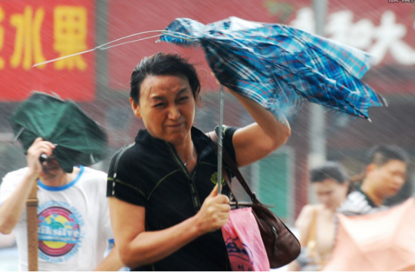 台风肆虐香港 强台风山竹引来的暴风狂雨致百来人受伤