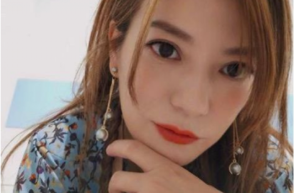 赵薇晒自拍比心粉丝 女神颜值回归却瘦了一圈？脸这么小？