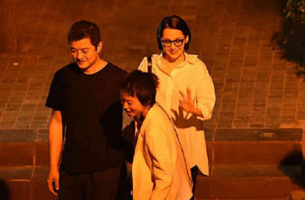 许晴李亚鹏窦靖童一同出行 这是一个什么奇妙的组合?