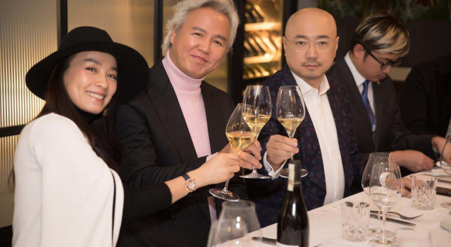 林瑞阳回应十指紧扣美女 张庭称都是妹妹 玩得真开