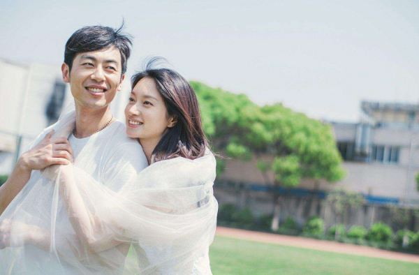 朱亚文的妻子是个什么样的女人？为何让丈夫这么痴爱？