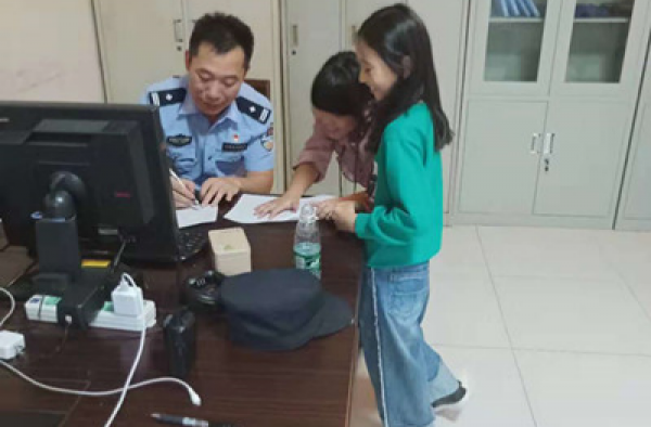 蹭高铁被送至派出所 两名“嫌犯”竟是小女孩