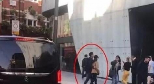 偶遇刘强东章泽天亲密搂腰恩爱如初 网友：这波狗粮吃得很开心！