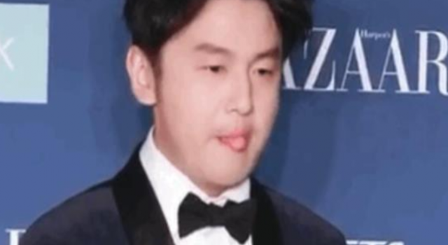 雷佳音舔唇 网友调侃：上台前偷吃什么好吃的了?