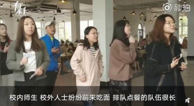 崔永元真面档口 战斗鸡面最受欢迎 食客：来崔永元这吃面是种态度！