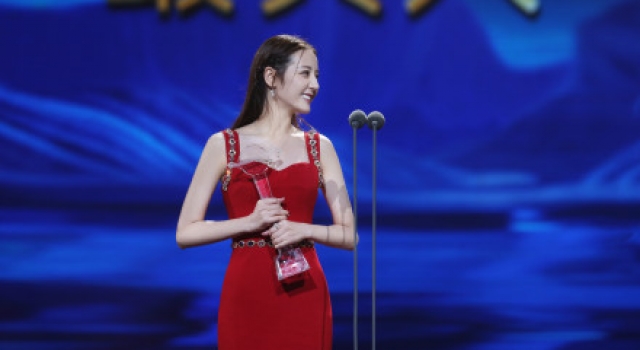 迪丽热巴获视后引非议 网友直呼金鹰节好水啊!　