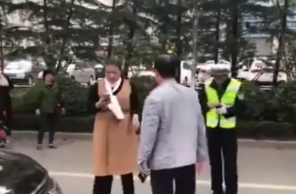 女司机推攮威胁交警 如此嚣张跋扈跟警察叫板？