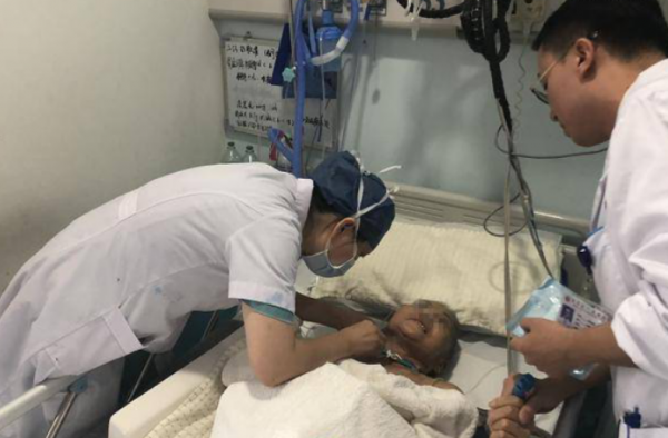 24根肋骨断了23根怎么回事?八旬老太马被撞飞危在旦夕