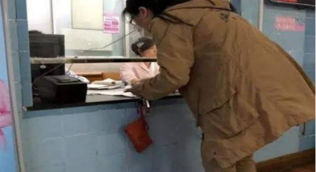 医院窗口矮孕妇半蹲填表 何时才能为民众考虑彻底整改