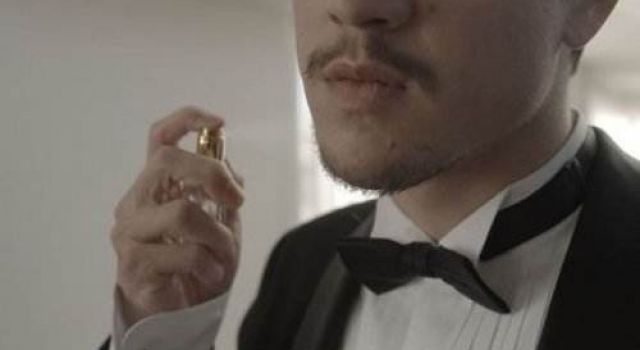男士香水喷在哪里最好？男人应该喷什么香水？