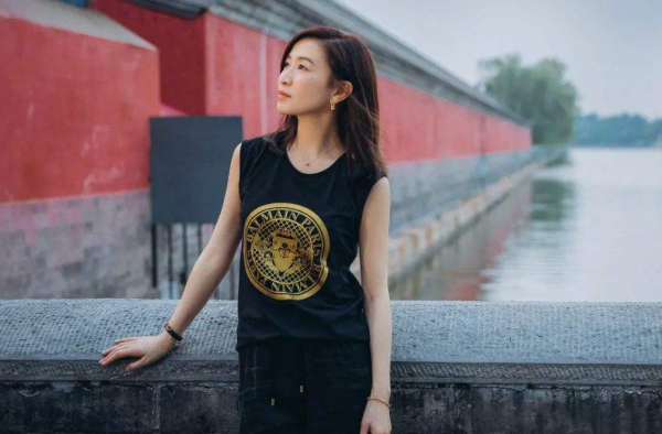 佘诗曼前任超十个 感情这么丰富为何迟迟不结婚？