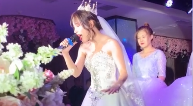 新娘婚礼上起范儿了，一曲《光年之外》轰动全场！