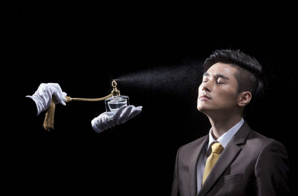 一身迷人的芬芳给你不同的世界 选择一款宜人的香水吧