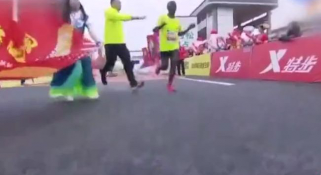 马拉松选手被拽停 选手撞线后被志愿者一把拽停