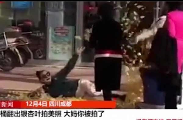 为拍照翻出银杏叶抛洒 大妈的行为引发网友热议
