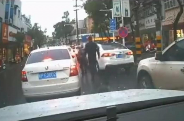 民警把车窗抛物扔回车里 请尊重别人的劳动成果！