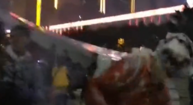 平安夜喷雪后一地垃圾，环卫给雕塑套膜：别再搞了，我们太累