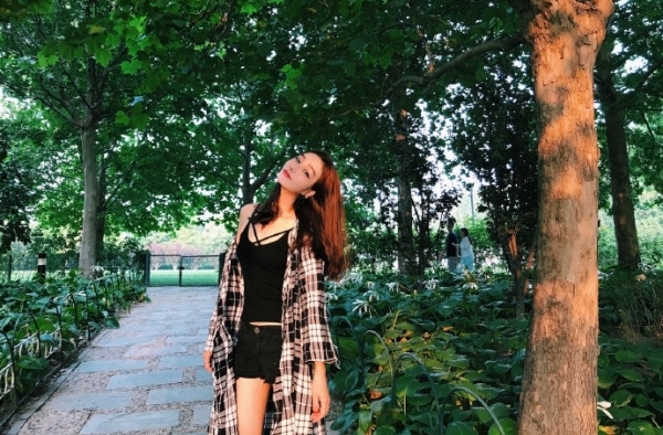 王思聪新女友？校长同行女伴正面曝光！她到底是谁？