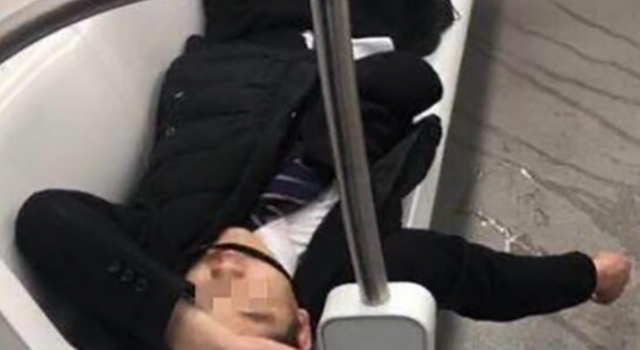 醉酒男子当众便溺怎么回事？如此举动令乘客瞠目结舌