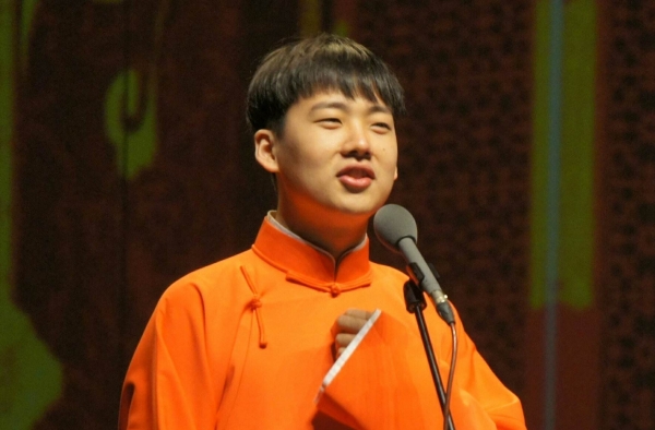 郭德纲儿子郭麒麟约会美女真相是啥？举止亲密本人这样回应！