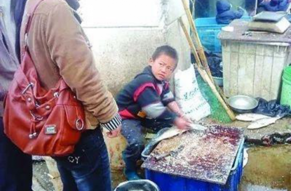杀鱼弟父子打人怎么回事？杀鱼弟是谁？为什么打人？