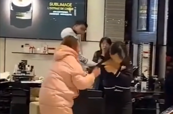 青岛香奈儿遭打砸怎么回事？女子过激行为是什么原因？